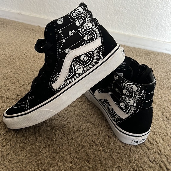 Vans size 6.5 in mens  black & white skull head - Picture 4 of 4